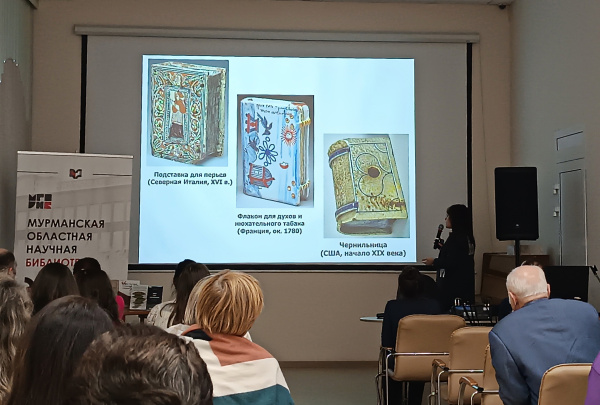 Упоение обманом: что скрывают пустые корешки на полках