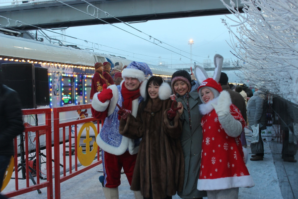 Жителей Мурманска навестили Дед Мороз, гном, зайцы и снеговик