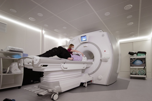 Известно, в какие праздничные дни жители Мурманска смогут пройти КТ и МРТ