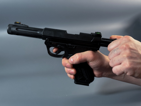 Житель Мурманска стрелял по сотрудникам бара из травматического пистолета