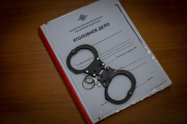 Бывшего полицейского из Мурманска обвиняют в передаче личных данных третьим лицам