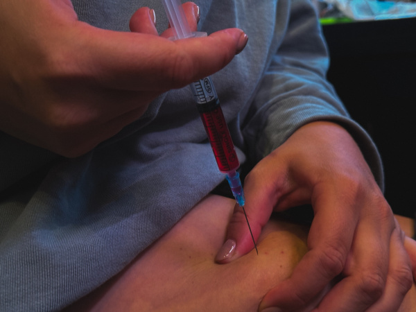 ВИЧ без мифов: кто может заразиться, как передаётся вирус и как защитить себя