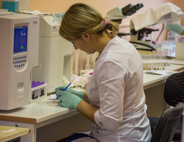 «Нет сестер, умеющих работать с портом»: жалоба пациентки из Мурманска и ответ Минздрава