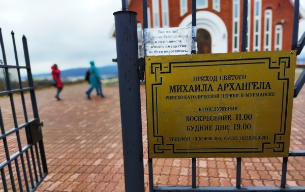 Католический храм в Мурманске утопает в снегу